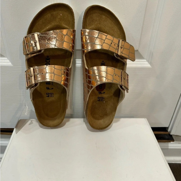 Birkenstock New
Arizona Gator copper
Gleam Two-Strap Comfort Sanda
$100 - Picture 3 of 9